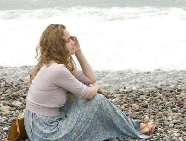 mooie blonde op het strandSahilde güzel sarışın