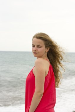 Güzel kız denizde dinleniyor.