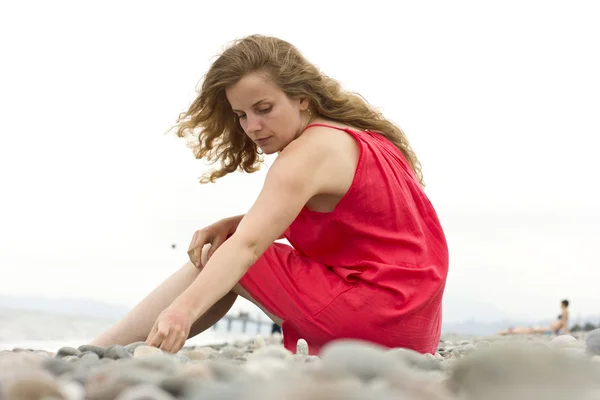 Menina bonita tem um resto no mar — Fotografia de Stock