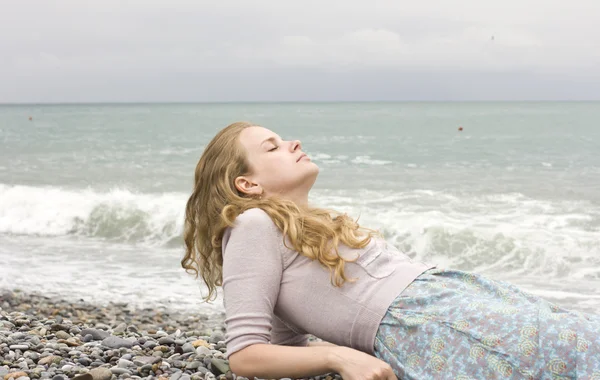 Hermosa chica tiene un descanso en el mar — Foto de Stock