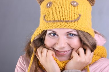 pembe ceket aşağı neşeli genç kız