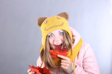 pembe ceket aşağı neşeli genç kız