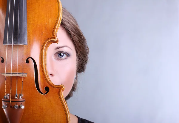 Hermosa chica con un violín en las manos — Foto de Stock