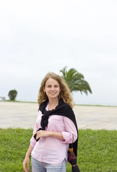 La belle blonde aux cheveux bouclés sur la plage. style champêtre — Photo