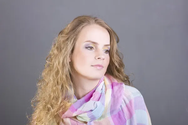 Charmante Blondine mit schönem Make-up auf grauem Hintergrund — Stockfoto