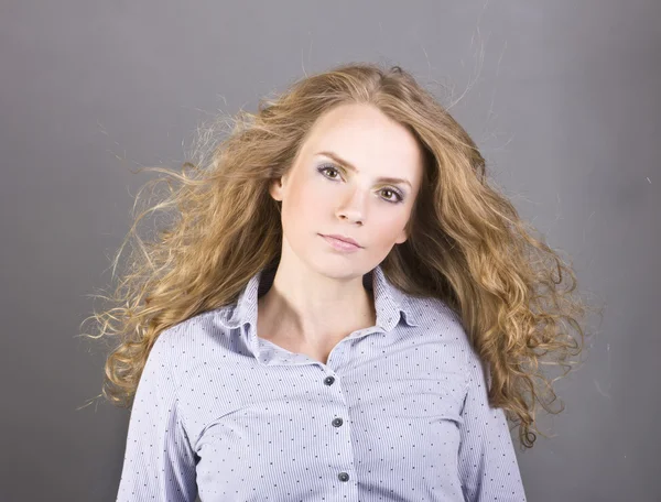 Encantadora rubia con hermoso maquillaje sobre fondo gris — Foto de Stock