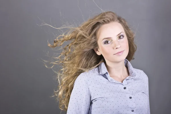 Charmig blondin med vacker make-up på grå bakgrund — Stockfoto