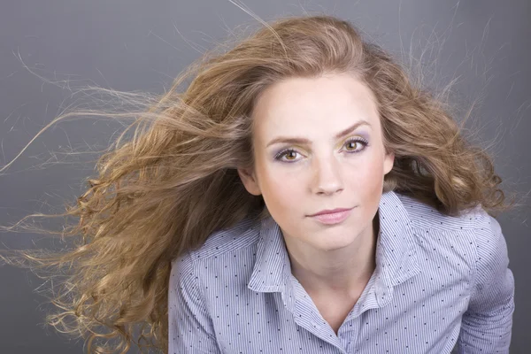 Encantadora rubia con hermoso maquillaje sobre fondo gris — Foto de Stock