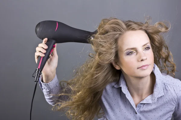 Linda loira de olhos castanhos com um cabelo bem tratado — Fotografia de Stock