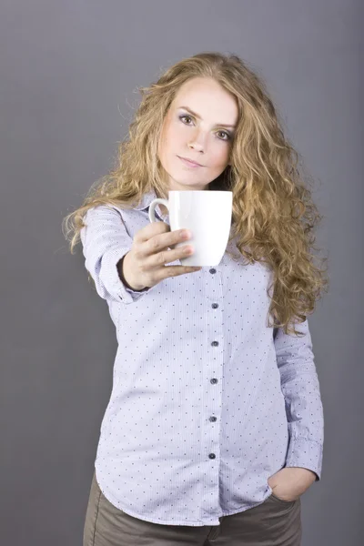 Güzel sarışın kıvırcık saçlı beyaz bir kupa kahve veya çay içme — Stok fotoğraf