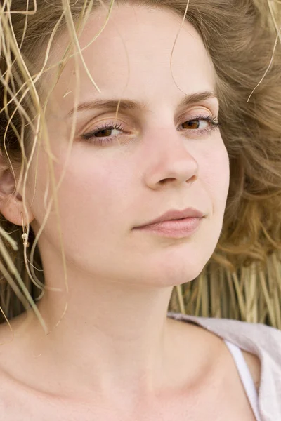 Schöne Blondine mit braunen Augen und gepflegtem Haar — Stockfoto