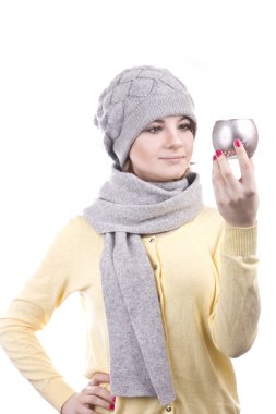 Beyaz arka plan üzerinde güzel bir Noel mum tutan bir sarı ceketli güzel sarışın
