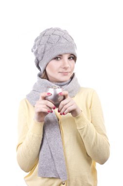 gri şapkalı bir Noel şamdan beyaz arka plan üzerinde tutan bir güzel kız