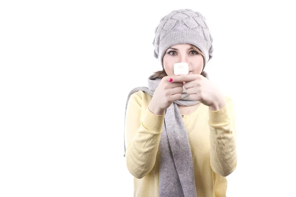 Mulher bonita segurando um pequeno frasco branco com creme em um fundo branco — Fotografia de Stock