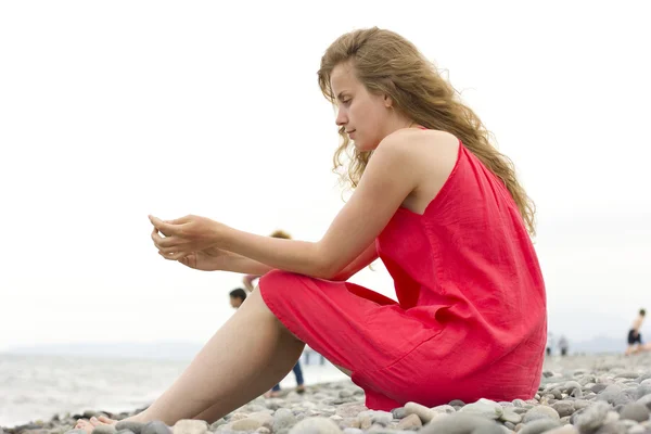 Die schöne Blondine mit den lockigen Haaren am Strand. Landhausstil — Stockfoto