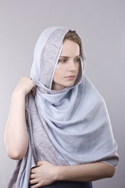 soluk mavi eşarp gri arka plan üzerinde başında çok güzel genç sarışın
