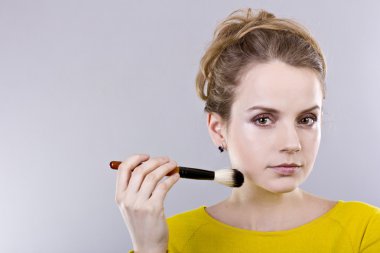 parlak sarı soyunma ceket genç güzel sarışın toz yüzünde uğratan.