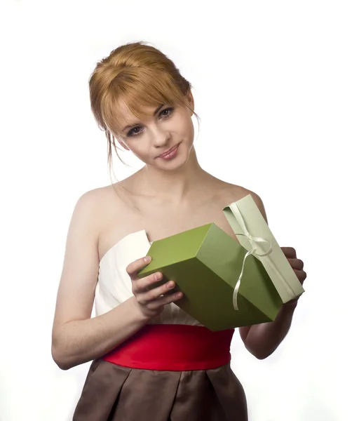 Hermosa rubia delgada con regalo verde brillante sobre fondo blanco — Foto de Stock