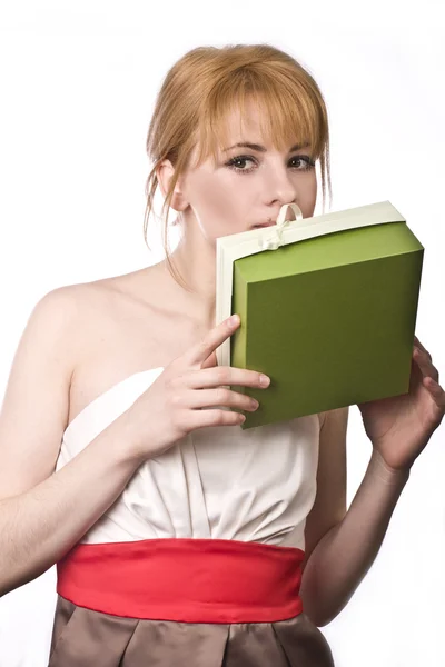 Schöne schlanke Blondine mit leuchtend grünem Geschenk auf weißem Hintergrund — Stockfoto