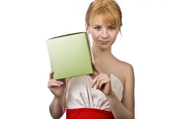 Schöne schlanke Blondine mit hellen Grün Geschenk auf weißem Hintergrund — Stock fotografie