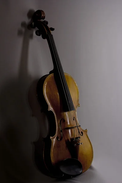 Schöne handgemachte Geige auf grauem Stoff. — Stockfoto