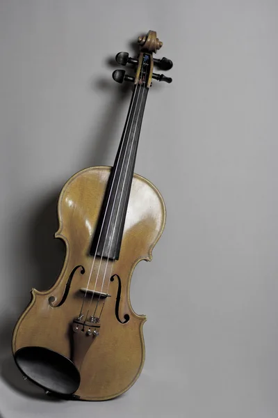 회색 직물에 아름 다운 수 제 바이올린. — 스톡 사진