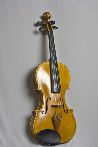 Belo violino artesanal em tecido cinza . — Fotografia de Stock