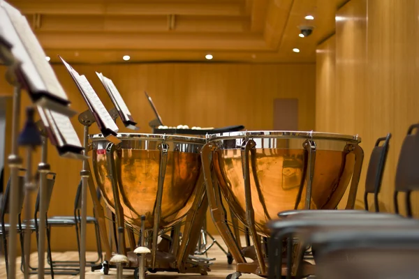 Grupo de instrumentos clásicos de percusión sobre un gran escenario de madera — Foto de Stock