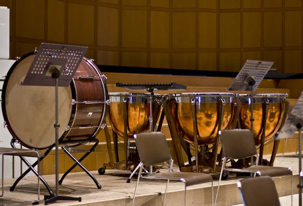 Grupo de instrumentos clásicos de percusión sobre un gran escenario de madera —  Fotos de Stock