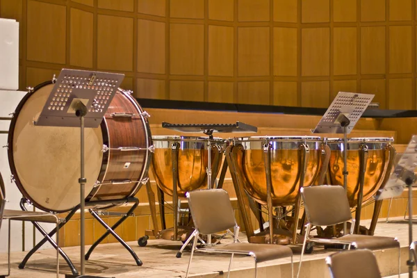 Grupa klasyczne instrumenty perkusyjne na dużej scenie drewniane — Zdjęcie stockowe
