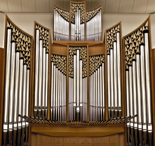Большой орган в концертном зале — стоковое фото