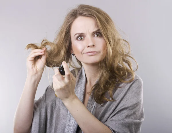 Indah keriting pirang mengurus rambutnya — Stok Foto