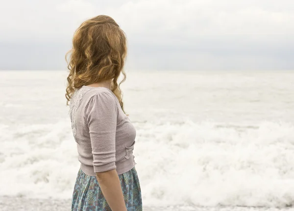 自然、海のそばで休んで美しい少女 — ストック写真
