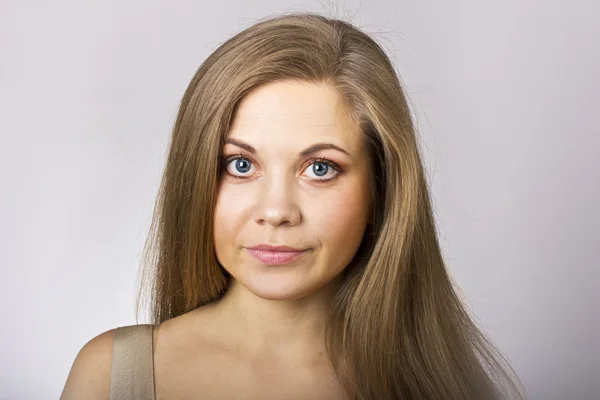 Schönes Mädchen mit blauen Augen und hellen Haaren — Stockfoto