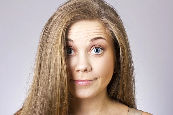 Schönes Mädchen mit blauen Augen und hellen Haaren — Stockfoto