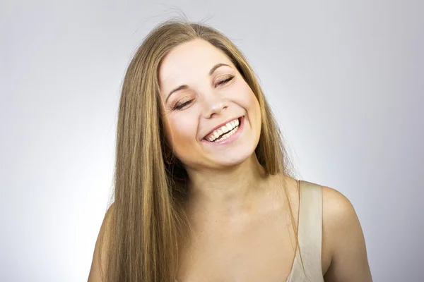 Fröhliches, emotionales Mädchen mit einem charmanten Lächeln — Stockfoto