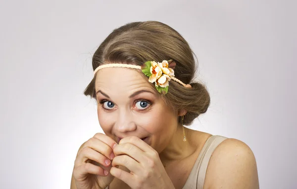 Linda menina adorável com uma flor na cabeça — Fotografia de Stock