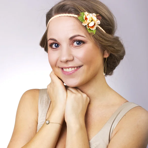 Linda menina adorável com uma flor na cabeça — Fotografia de Stock