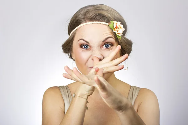 Hermosa chica encantadora con una flor en la cabeza —  Fotos de Stock