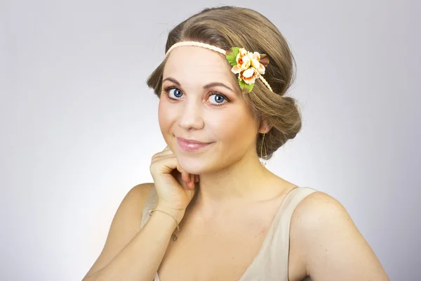 彼女の頭の上の花と美しい素敵な女の子 — ストック写真