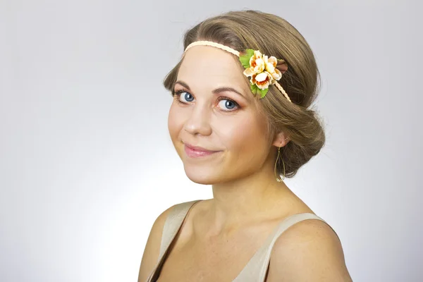 Hermosa chica encantadora con una flor en la cabeza —  Fotos de Stock