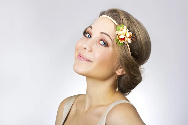 Linda menina adorável com uma flor na cabeça — Fotografia de Stock