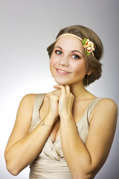 Vacker härlig tjej med en blomma på hennes huvud — Stockfoto