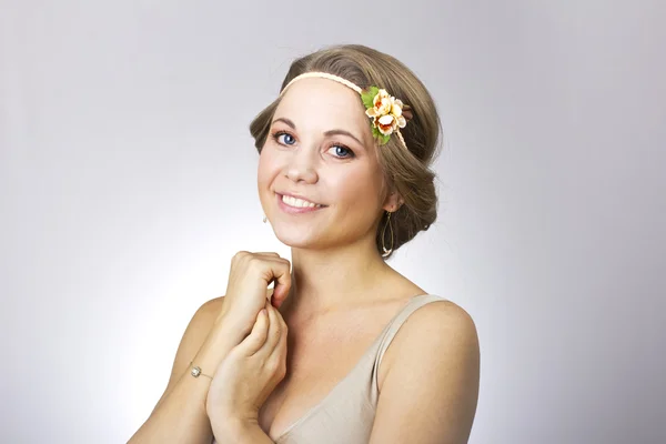 Hermosa chica encantadora con una flor en la cabeza —  Fotos de Stock