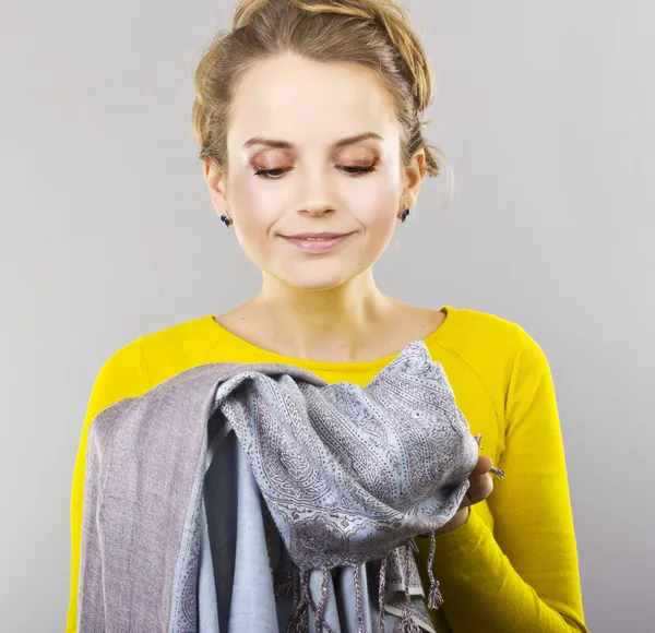 Ung blondin med kläder i händer — Stockfoto