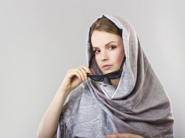 güzel sarışın başında bir eşarp ile güneş gözlüğü