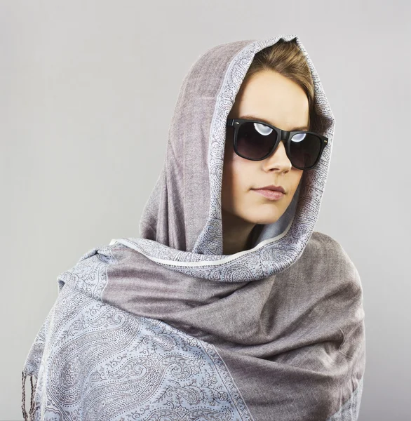 A bela loira de óculos de sol com um cachecol na cabeça — Fotografia de Stock