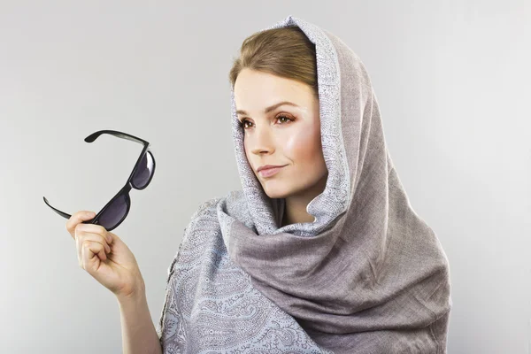 The beautiful blonde in sunglasses with a scarf on her head — Stock Photo, Image