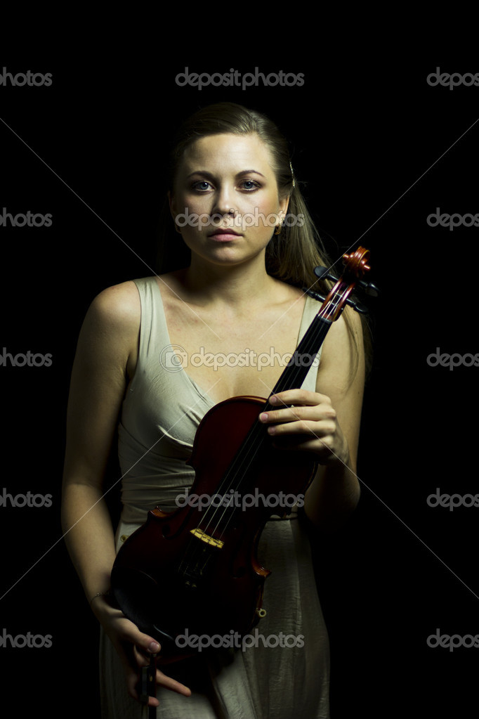 Голая девушка со скрипкой на фотографиях