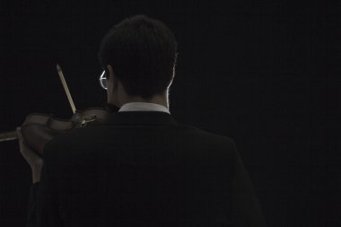 esmer güzel keman karanlıkta çalış.